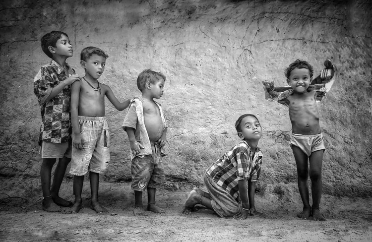 #ChildrenCopingInACrisis – Apu Das’s Photos Of Childhood Only Remind Us Of What Our Children Are Missing Today